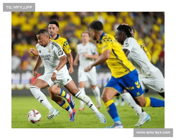 里尔小将姆巴佩弟弟获全场最佳，与哥哥视频通话分享喜悦。